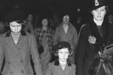 Além de ‘The Crown’: obras mergulham no estranho mundo da família real britânica