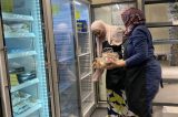 ‘Tem gente comendo ração e esquentando comida com velas’: como é a pobreza no Reino Unido