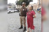 Em Salvador, Regina Duarte posa com policial no Pelourinho e visita Casa de Yemanjá