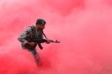 Irã faz exercício militar com tanques, mísseis e bombas com gás vermelho na véspera do Ano Novo