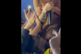 VÍDEO: MC Pipokinha é assediada por público, que apalpa seu corpo e tenta arrancar sua roupa