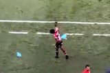 VÍDEO: Gabigol quebra celular lançado no gramado por torcedor VÍDEO: Gabigol quebra celular lançado no gramado por torcedor