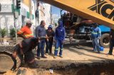 Trecho da Avenida Adolfo Viana segue interditado devido conserto emergencial do SAAE
