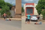 Homem agride mulher com chutes no meio da rua; assista