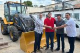 Com apoio de Adolfo e Jordávio, Prefeitura de Juazeiro recebe nova retroescavadeira que reforçará trabalho de limpeza e manutenção da cidade