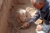 A curiosa esfinge sorridente descoberta em escavação no Egito