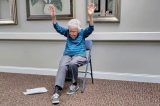 Idosa de 102 anos é instrutora fitness em asilo nos EUA