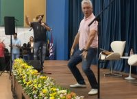Vereador baiano cai na dança em evento de faculdade