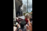 Homem joga peixe na população em ação da prefeitura de Anapurus (MA) Homem joga peixe na população em ação da prefeitura de Anapurus (MA)