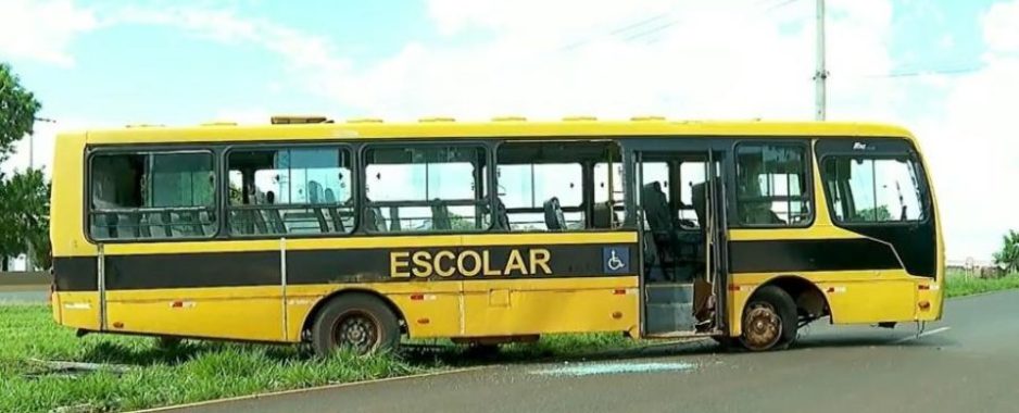 Motorista de ônibus escolar morre no trajeto; adolescente assume direção e salva a todos