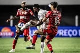 Flamengo sofre com ‘apagões’, mas vence o Santos na Vila Belmiro e mantém caça ao líder