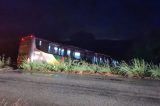 Cantora fica ferida após ônibus da banda cair em ribanceira na BR-116; pais da artista estavam no veículo