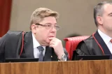 Ministro Raul Araújo pode tentar mudar rumo do julgamento de Bolsonaro no TSE