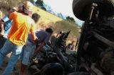 Acidente entre carro e caminhão deixa quatro mortos na BR-116 Acidente entre carro e caminhão deixa quatro mortos na BR-116