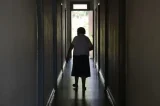 Droga em teste contra Alzheimer reduz em até 60% a progressão da doença, revela estudo