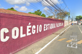 Estudantes pulam muro de escola em Salvador e fogem após briga Estudantes pulam muro de escola em Salvador e fogem após briga
