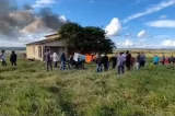 Grupo de fazendeiros ateia fogo e expulsa membros do MST de fazenda no interior baiano