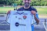 Suárez ganha camisa do Vitória antes de jogo do Grêmio contra o Bahia