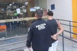 Casal é preso por torturar filha de 4 meses; foto mostra bebê com tablete de maconha na boca