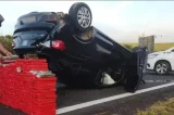 Carro capota e espalha 375 kg de maconha em rodovia de São Paulo