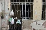 Residência na Rua Castro Alves, em Juazeiro, serve de depósito de lixo e incomoda moradores