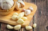 “Hálito de alho”: estudo revela alimento que previne o odor característico que fica na boca; entenda
