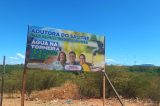 Uma placa anunciando a obra da Adutora do Salitre com três pessoas e uma torneira imaginária