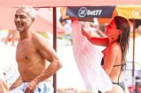 Aos 57 anos, Romário aparece em praia com nova namorada; veja fotos