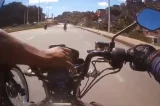 Vídeo: câmera flagra criminoso roubando celular de moto em movimento