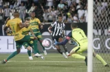 Em noite de chuva e homenagem a Garrincha, Cuiabá surpreende o líder Botafogo