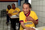 Aos 100 anos de idade, idosa do interior de Pernambuco se dedica a iniciar os estudos em escola municipal