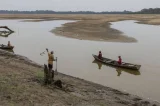 Rio Solimões vira deserto e indígenas adoecem bebendo água contaminada