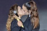 VÍDEO: Daniela Mercury e Ivete Sangalo dão ‘beijão’ em show na Apoteose