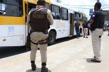 Quatro homens assaltam coletivo e duas passageiras desmaiam em Salvador Quatro homens assaltam coletivo e duas passageiras desmaiam em Salvador