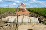 Prefeitura de Juazeiro melhora estrada vicinal em Maniçoba com patrolamento e instalação de manilhas onde antes era ponte de madeira