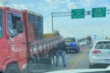 Caminhão quebrado causa engarrafamento na Ponte Presidente Dutra; ordenação do trânsito no local é de responsabilidade da PRF