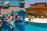 Adriano posta com os filhos na piscina de sua mansão em Búzios; conheça a casa de praia do Imperador