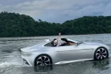 “Carro” que anda sobre as águas chama atenção em praia de Santa Catarina