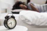 Ir para a cama apenas 1h mais tarde já faz você se sentir descontente, mostra estudo