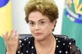 “Sou presidente de banco, querida”, diz Dilma ao ser abordada em avião