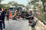 Ônibus bate em caminhote, despenca de ponte e cai em rio; 8 passageiros morrem