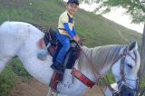 Menino de quatro anos morre após ser arrastado por cavalo no qual montava