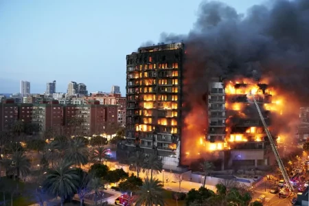 Tragédia na Espanha: fogo consome prédio e deixa mortos e desaparecidos