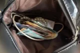 Mulher é presa por suspeita da extorquir dinheiro de comerciantes Mulher é presa por suspeita da extorquir dinheiro de comerciantes