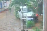 VÍDEO: Câmera de segurança registra acidente frontal entre carro e moto em Brumado
