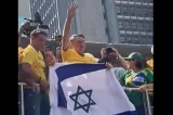 Bolsonaro balança bandeira de Israel em ato na Paulista para apoiar a guerra (vídeo)