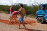 Vergonha! Vereador de Petrolina  pega na enxada para tapar buracos de estrada abandonada pelos governos estadual, municipal e federal