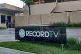 Figurante aciona a Justiça e pede R$ 70 mil à Record TV por danos morais Figurante aciona a Justiça e pede R$ 70 mil à Record TV por danos morais