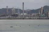Funcionários aderem paralisação contra demissões na Refinaria Mataripe