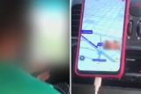 Mulher filma motorista de aplicativo assistindo a vídeo pornô durante viagem